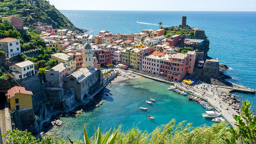 Discover Cinque Terre following Montale